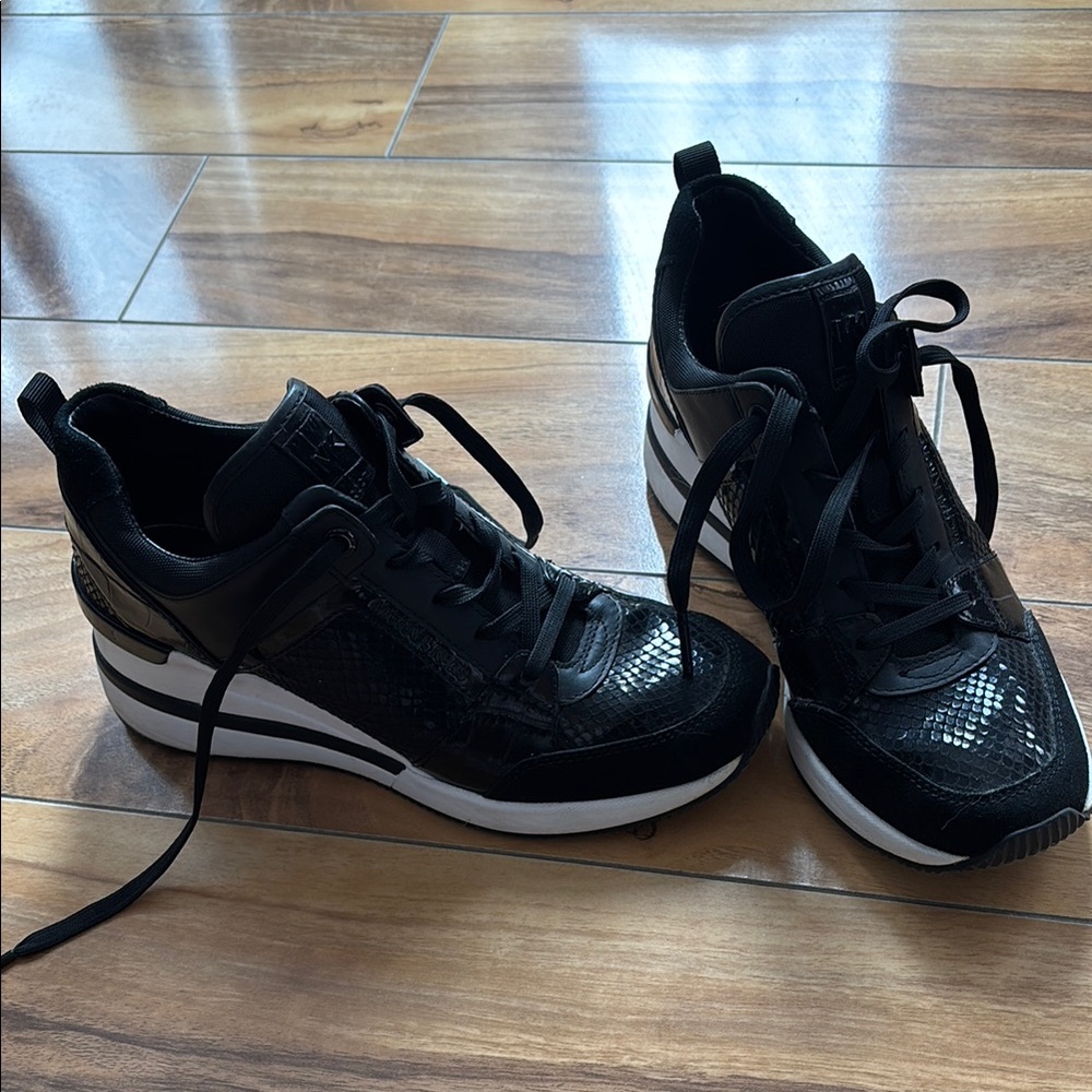 Women's Black Sneakers
